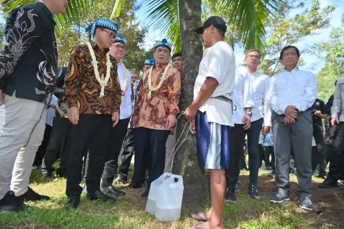 Mendes PDT Yandri Susanto saat berada di kebon kelapa petani (Dok. Mi)