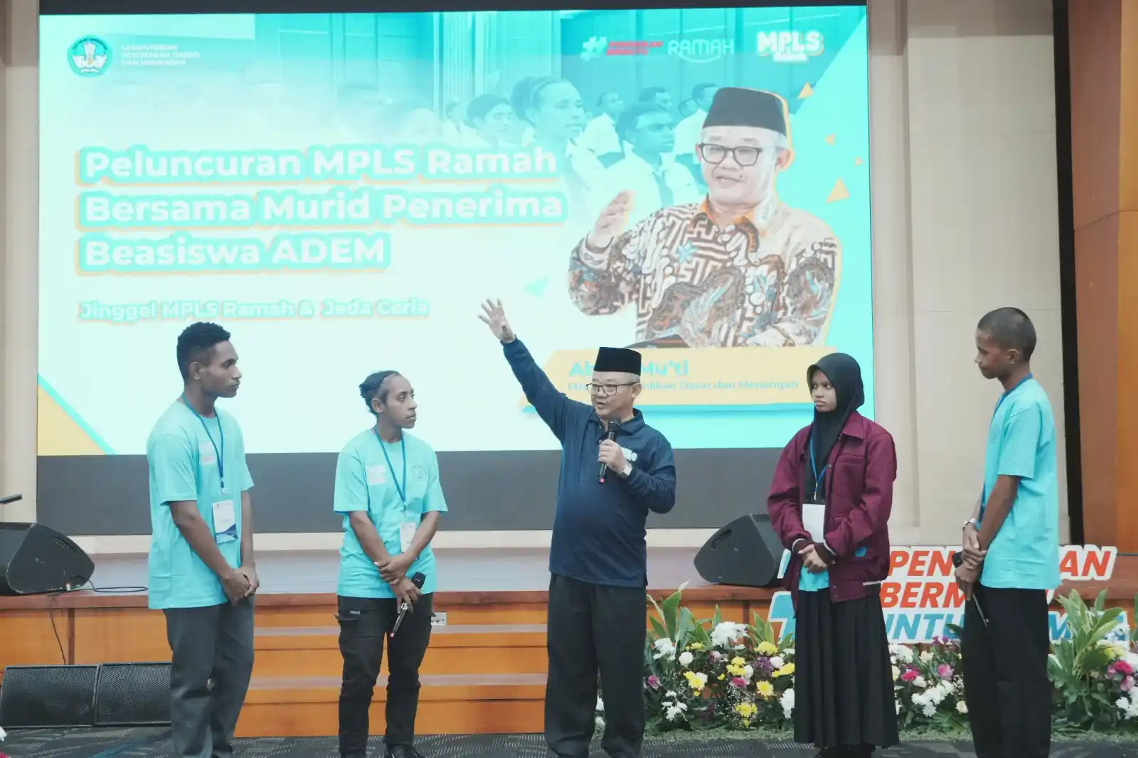 Mendikdasmen Abdul Mu’ti, menyambut kedatangan 200 murid penerima beasiswa Program Afirmasi Pendidikan Menengah. (Dok. MI)