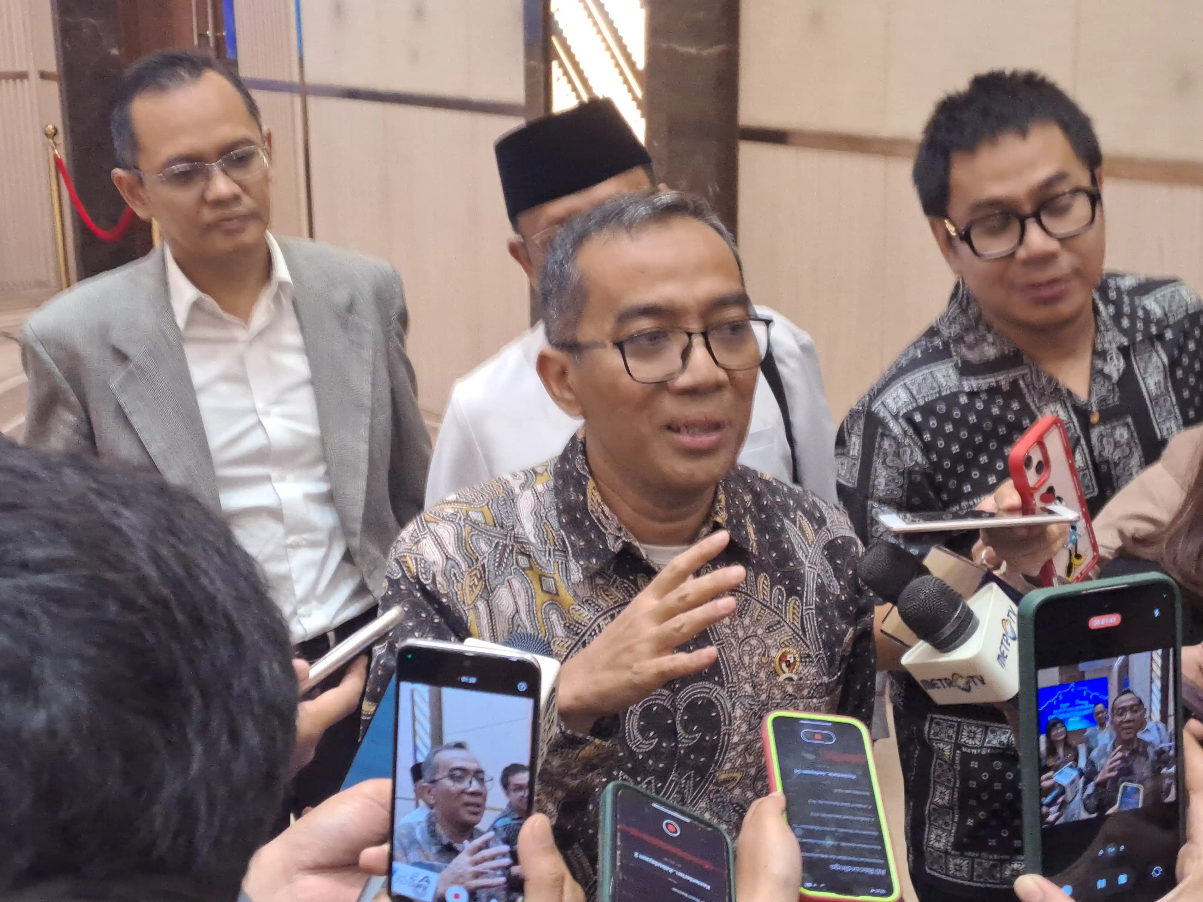 Mendikti Saintek Brian Yuliarto saat beberkan soal polemik disertasi Menteri Energi dan Sumber Daya Mineral (ESDM) Bahlil Lahadalia. (Foto: Rizal)