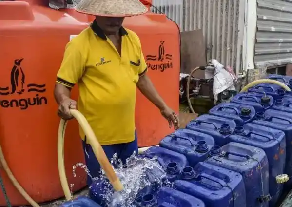 Warga di beberapa daerah di Jakarta harus membeli air dalam jerigen demi memenuhi kebutuhan air bersih sehari-hari. (Foto: Dok MI/Ist/Net)
