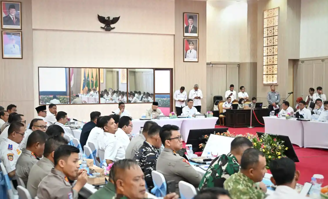 Menhub Dudy Purwagandhi berkoordinasi dengan Gubernur Banten Andra Soni terkait arus mudik lebaran 2026 di Gedung Pendopo Gubernur Banten, Serang, Senin (16/2/2026). (Foto: Dok Kemenhub)