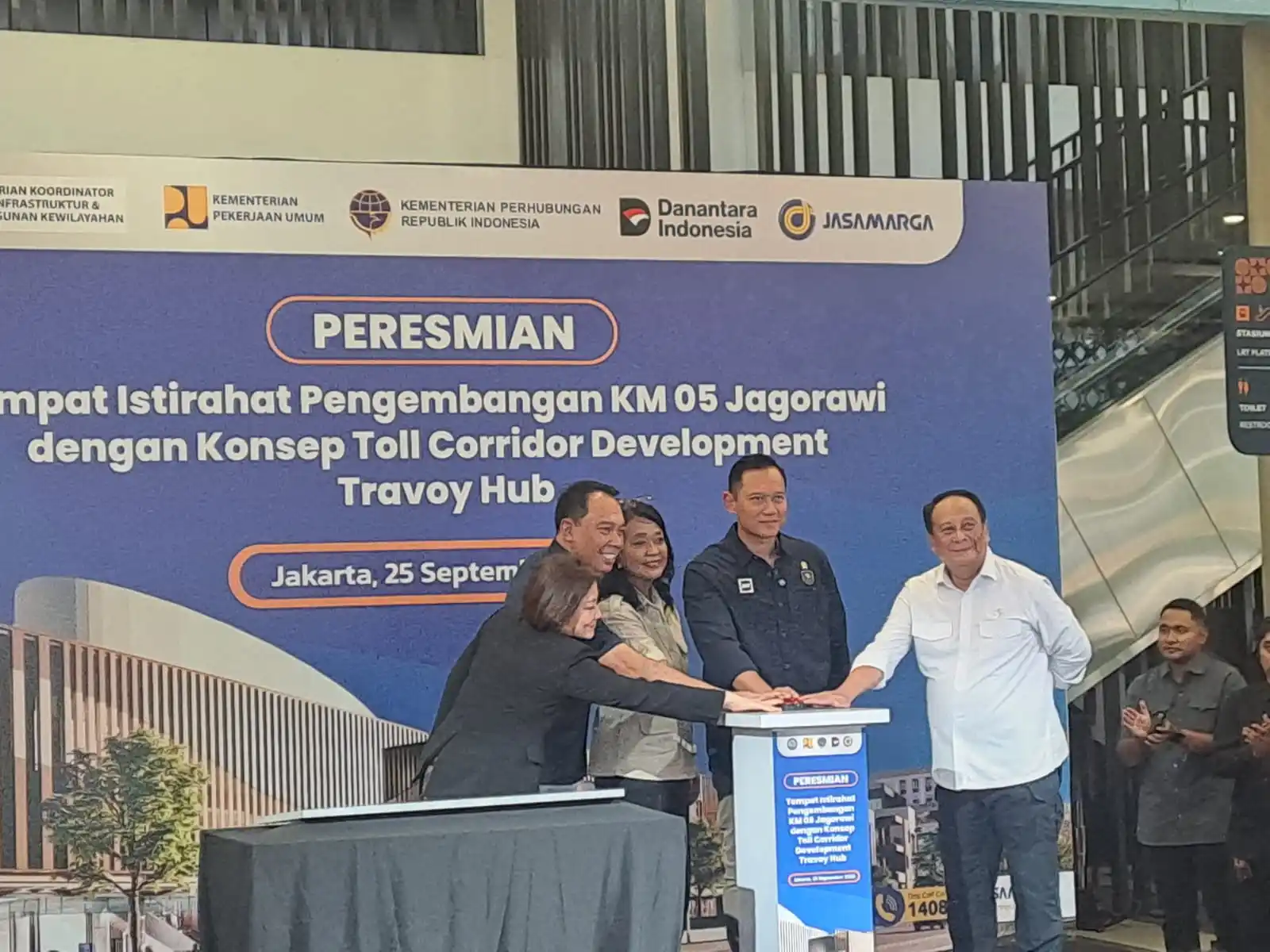 Menko AHY resmikan Travoy Hub / Transit Center Development (TCD) di kawasan Taman Mini, Jakarta Timur. (Foto. Rizal)