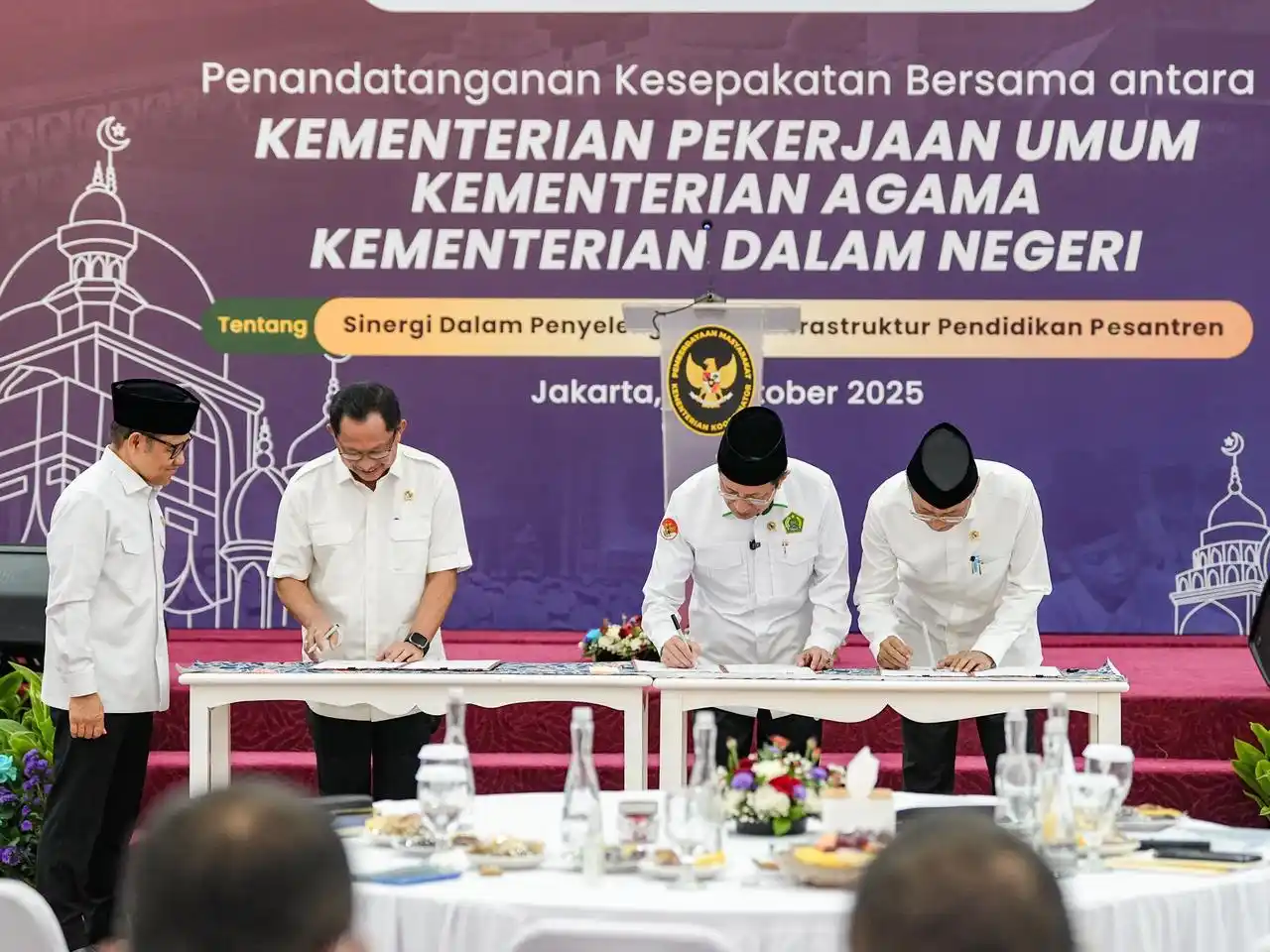 Menko PM A. Muhaimin Iskandar memimpin penandatangan kesepakatan bersama penataan pesantren antara Menteri Agama, Menteri PU, dan Menteri Dalam Negeri di Kantor Kemenko PM. (Dok. MI)
