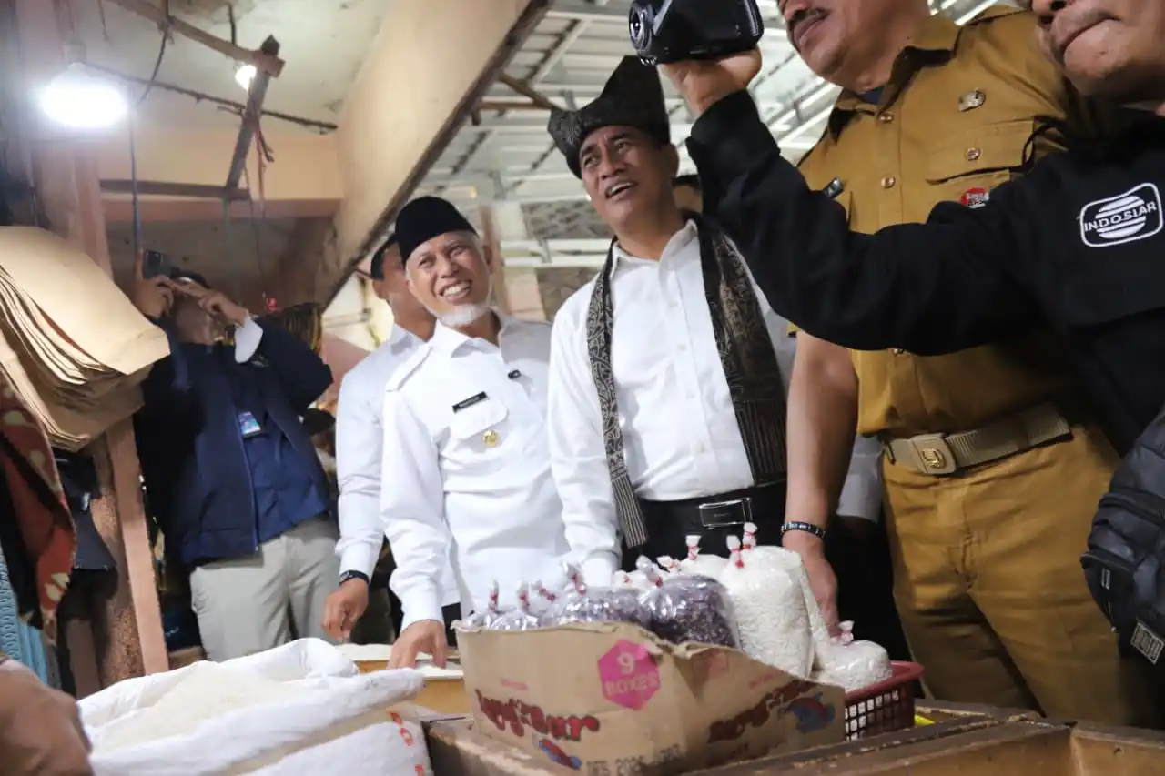 Mentan Andi Amran Sulaiman meninjau langsung penyaluran beras Stabilisasi Pasokan dan Harga Pangan (SPHP) di Pasar Lubuk Buaya, Padang. (Dok. Kementan)