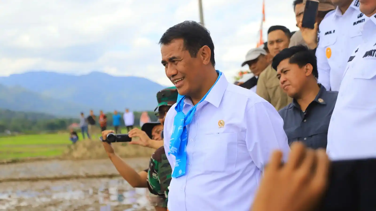 Mentan  Andi Amran Sulaiman saat meninjau persawahan (Dok. MI)