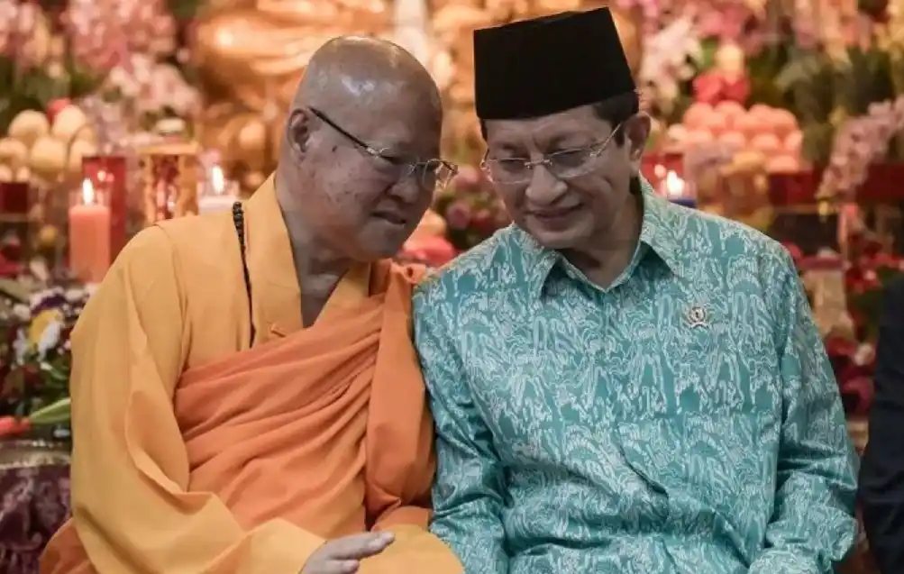 Menteri Agama Nasaruddin Umar bersama Kepala Wihara Biksu Aryamaitri Mahasthawira (Foto: Ist)