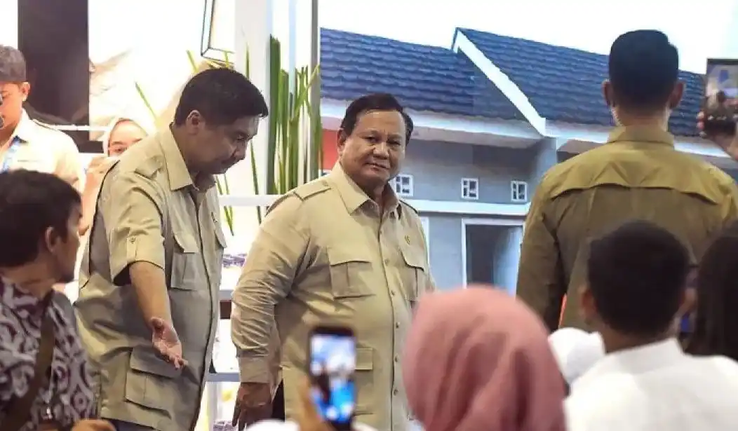 Presiden Prabowo Subianto (tengah) didampingi Menteri Perumahan dan Kawasan Permukiman (PKP) Maruarar Sirait (kiri) menghadiri acara akad massal KPR Sejahtera FLPP dan serah terima kunci di Perumahan Pesona Kahuripan 10, Cileungsi, Kabupaten Bogor, Jawa Barat, Senin (29/9/2025).