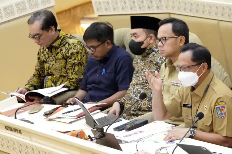 Menteri Dalam Negeri Tito Karnavian beberkan PSU saat Raker dengan Komisi II DPR. (Foto: Rizal)
