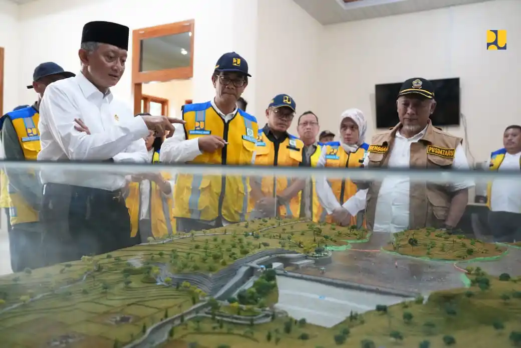 Menteri Pekerjaan Umum Dody Hanggodo meninjau maket Bendungan Logung di Kudus, Jawa Tengah, Sabtu (6/9). Foto:Dok/MI/PU