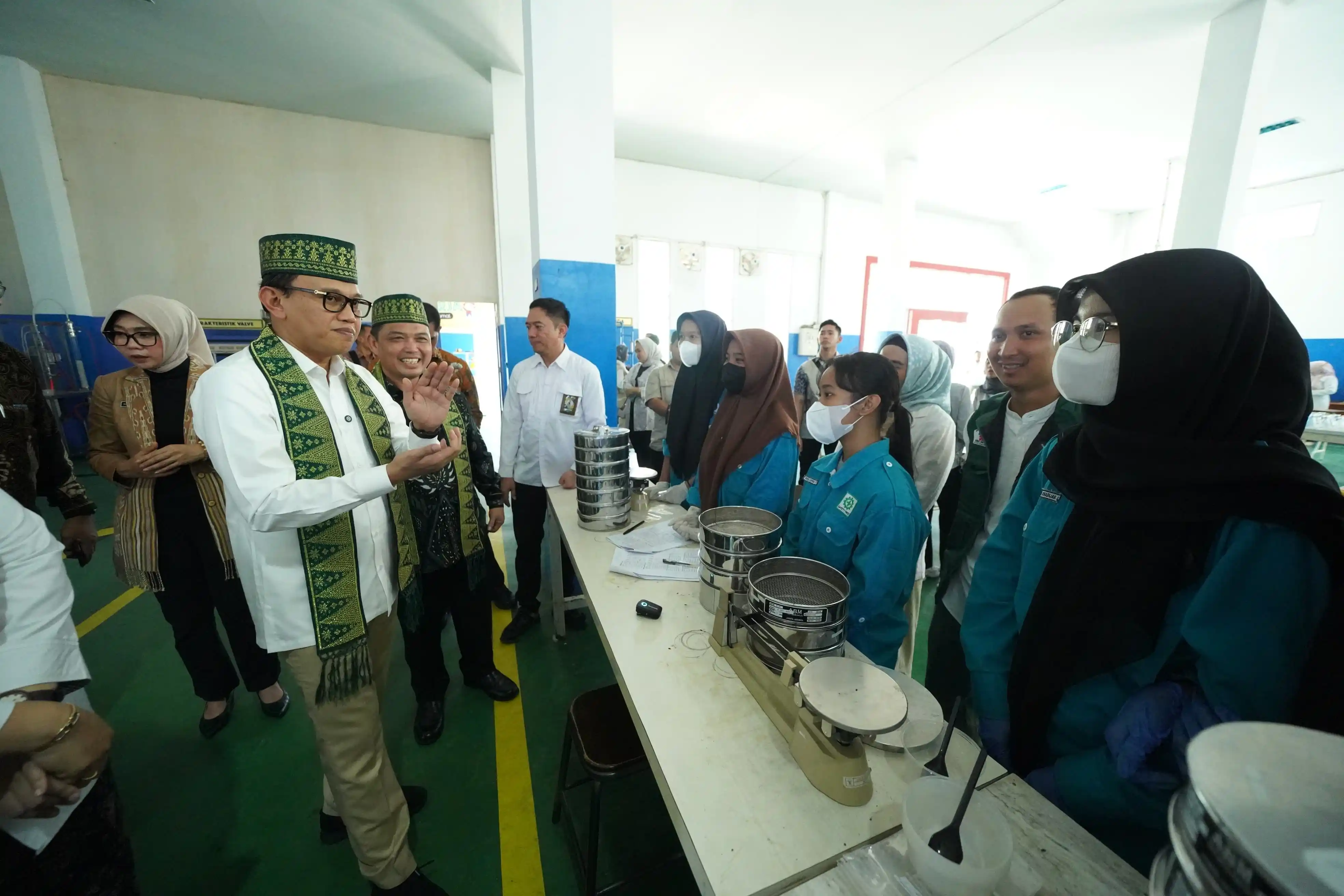 Menteri Karding saat berdialog dengan siswa SMTI dalam kunjungannya ke Pontianak. (Dok.MI)