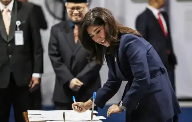 Menteri Komunikasi dan Digital Meutya Hafid menandatangani surat keputusan pelantikan pejabat di Kementerian Komunikasi dan Digital, Jakarta, Senin (13/1/2025) (Foto: Dok MI/Antara)