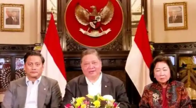 Menteri Koordinator Bidang Perekonomian Airlangga Hartarto didampingi Wakil Menteri Keuangan Thomas Djiwandono dan Wakil Ketua Dewan Ekonomi Nasional Mari Elka Pangestu (Foto: Repro)