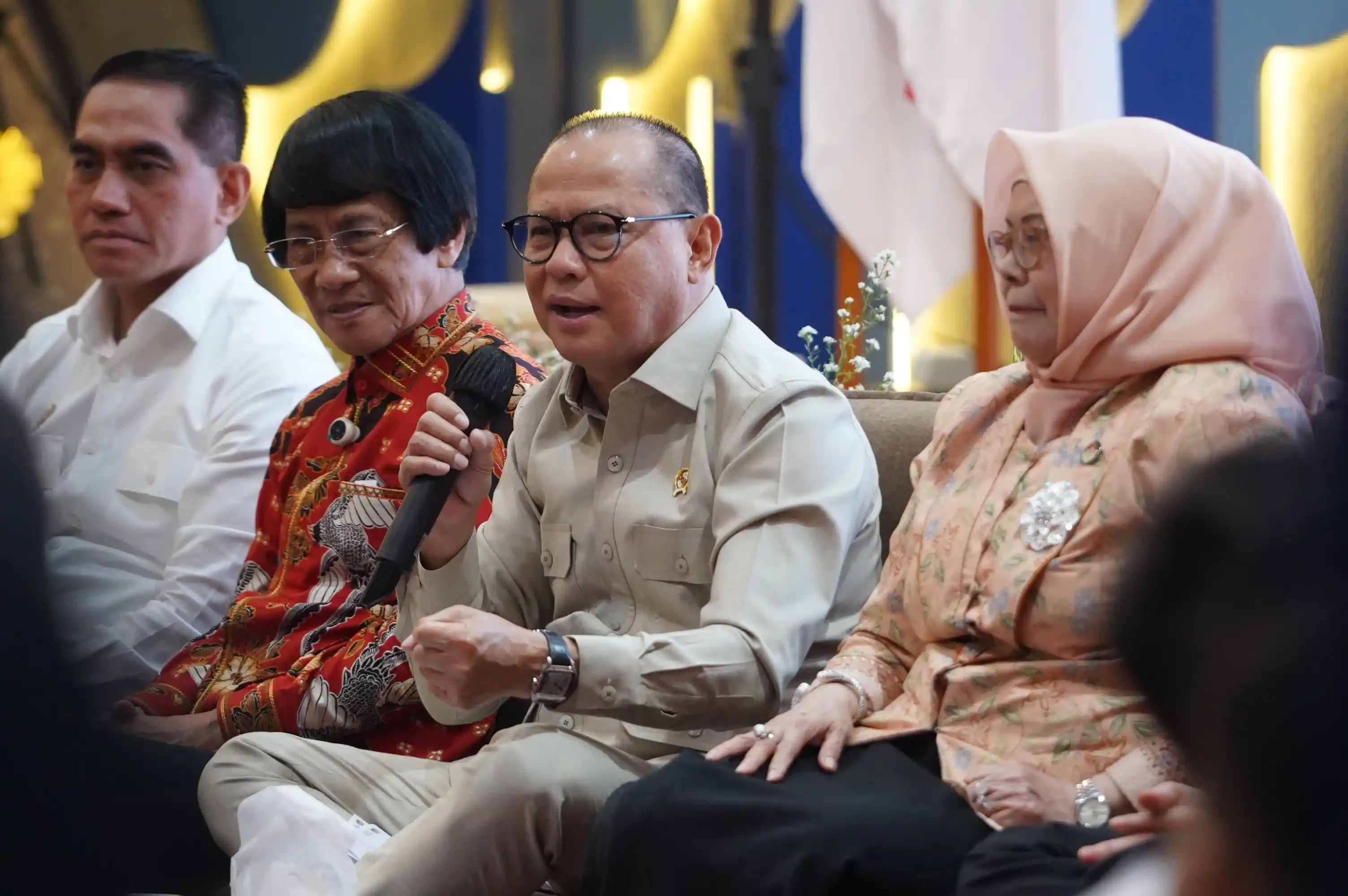 Menteri Mukhtarudin   bersama tokoh perlindungan anak nasional seperti Seto Mulyadi (Kak Seto). (Dok. KemenP2MI)