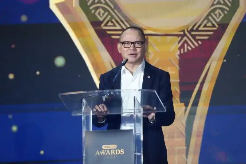 Menteri Mukhtarudin saat terima penghargaan.  (Dok. MI)