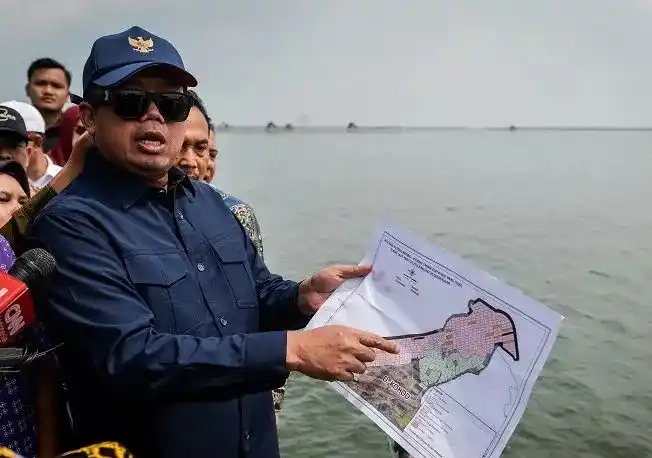 Menteri ATR/BPN Nusron Wahid memperlihatkan peta sertifikat tanah di Pantai Anom, Desa Kohod, Kabupaten Tangerang, Banten, Jumat (24/1/2025)