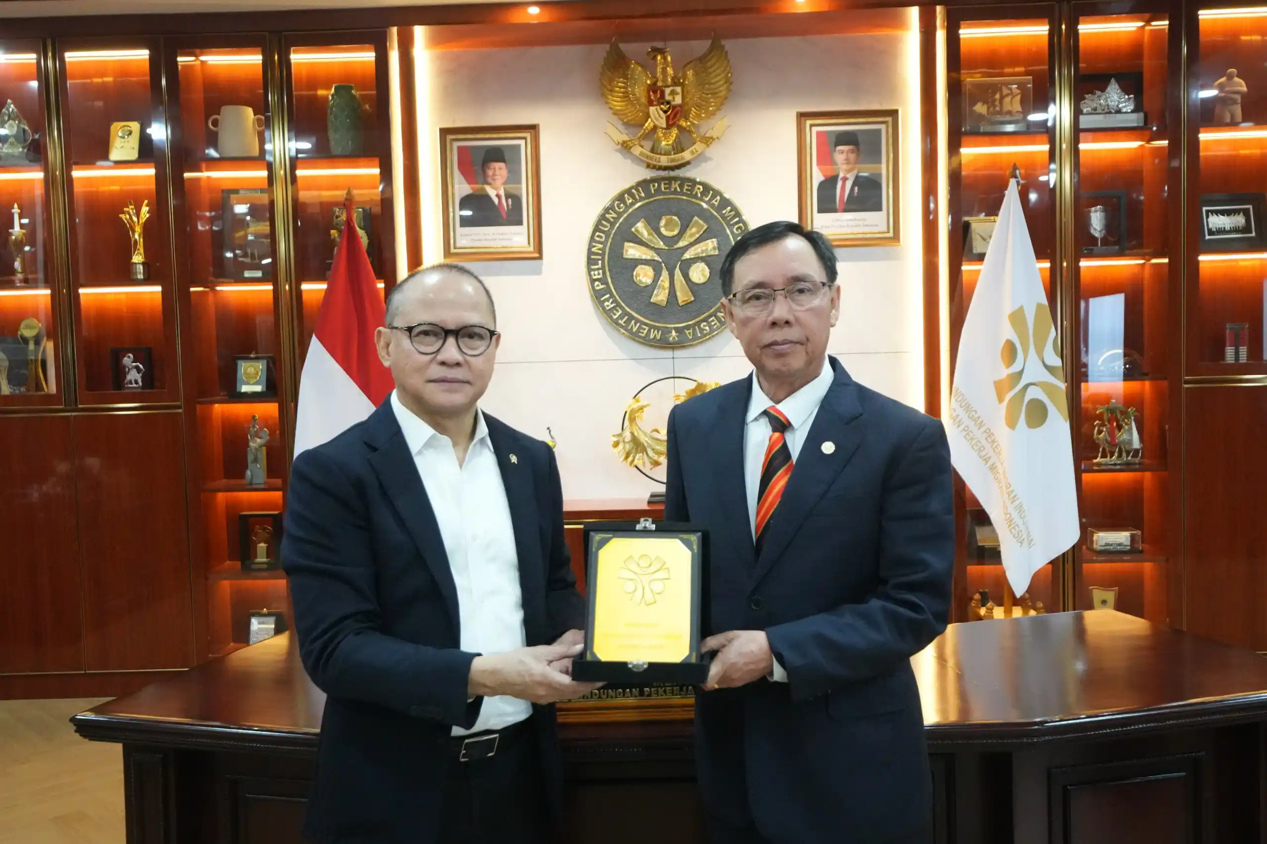 Menteri P2MI Mukhtarudin bersama  Menteri Industri Makanan, Komoditi, dan Pembangunan Wilayah Sarawak, Malaysia, Dato Sri Dr. Stephen Rundi Utom. (Dok. KemenP2MI)