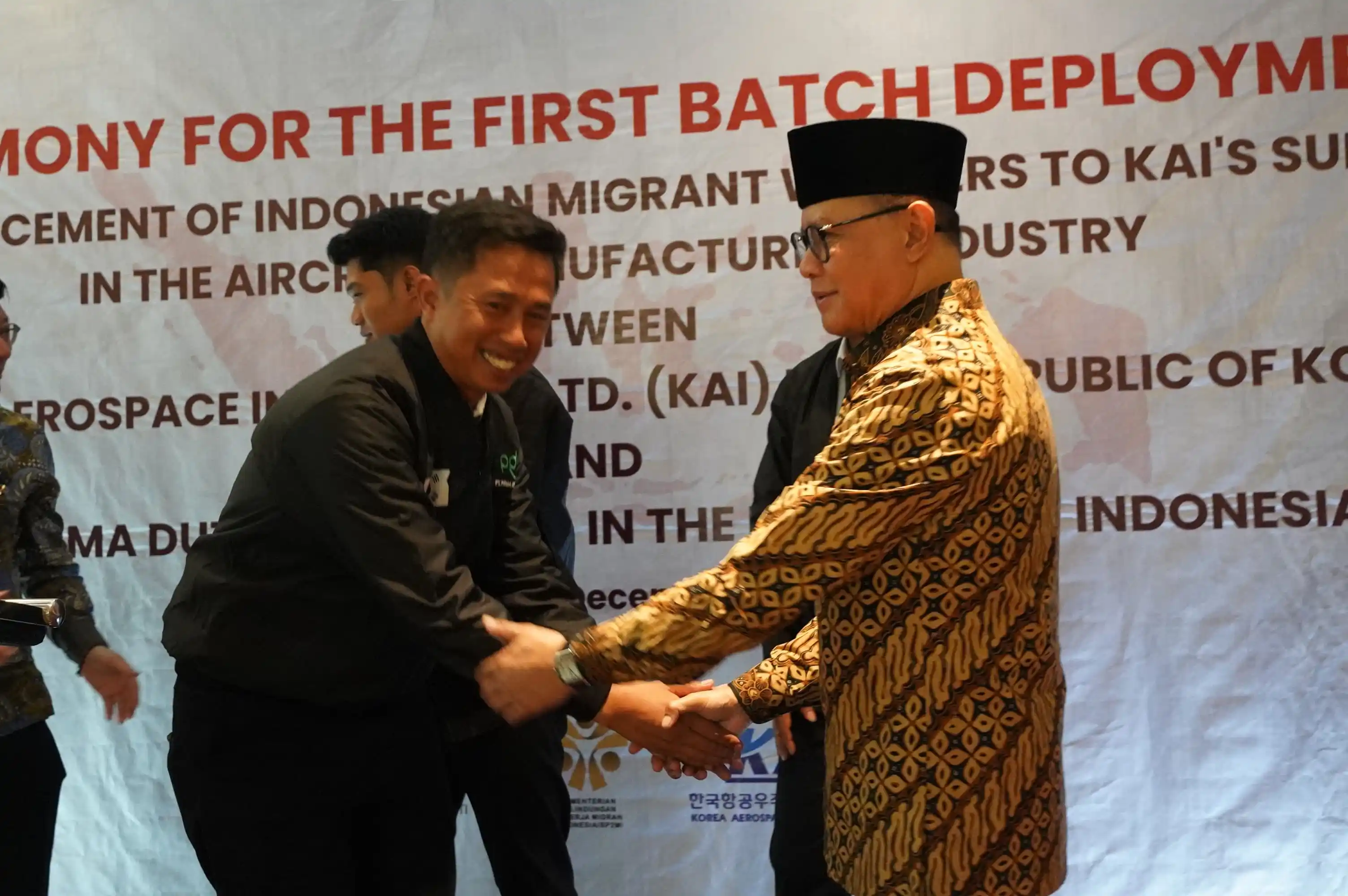 Menteri P2MI Mukhtarudin  dalam  pelepasan perdana penempatan 12 Pekerja Migran Indonesia ke Korea Aerospace Industries (Dok.KemenP2MI)