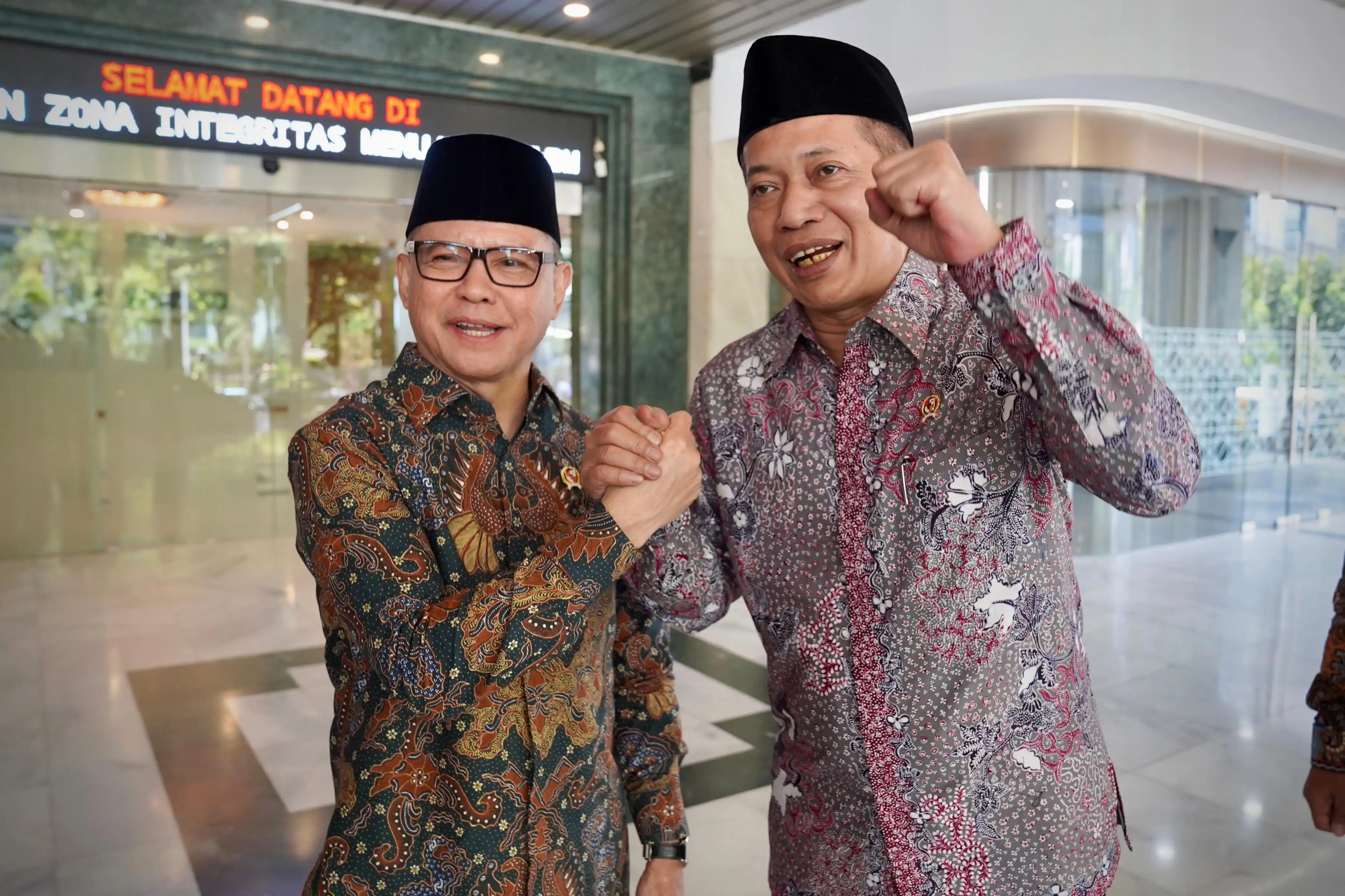 Menteri P2MI Mukhtarudin dan Menteri Koperasi dan UKM Ferry Juliantono. (Dok. KemenP2MI)