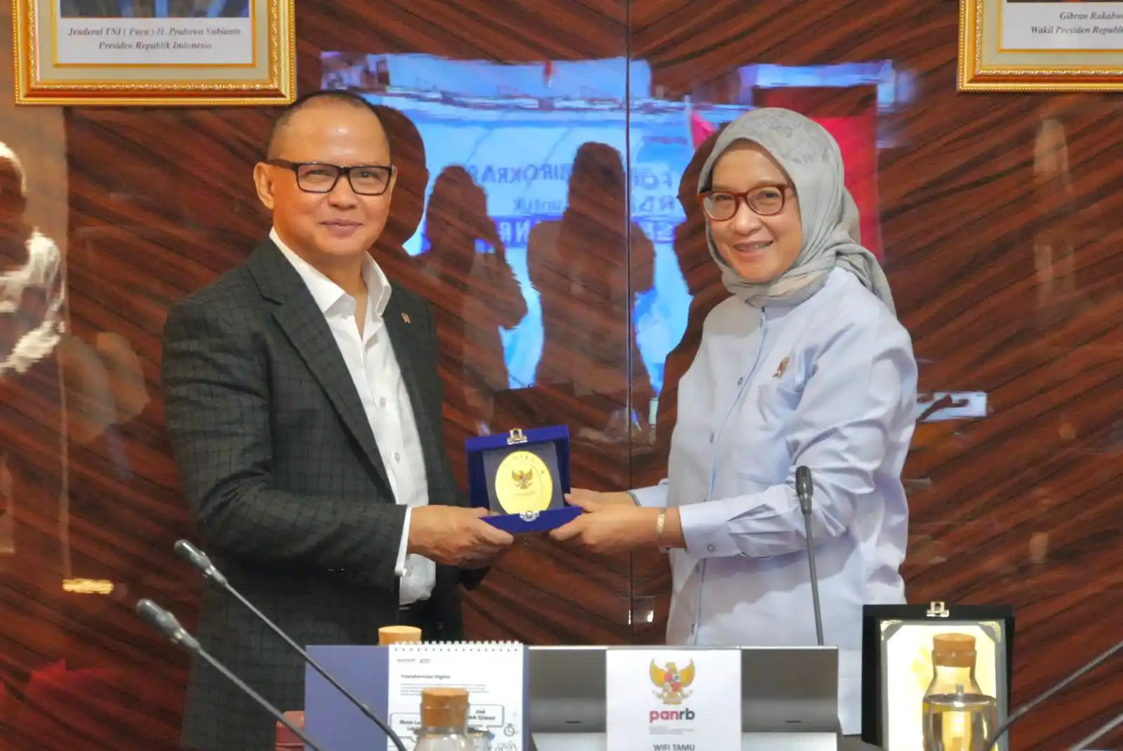 Menteri P2MI  Mukhtarudin saat bertemu Menteri PANRB Rini Widyantini. (Dok. MI)