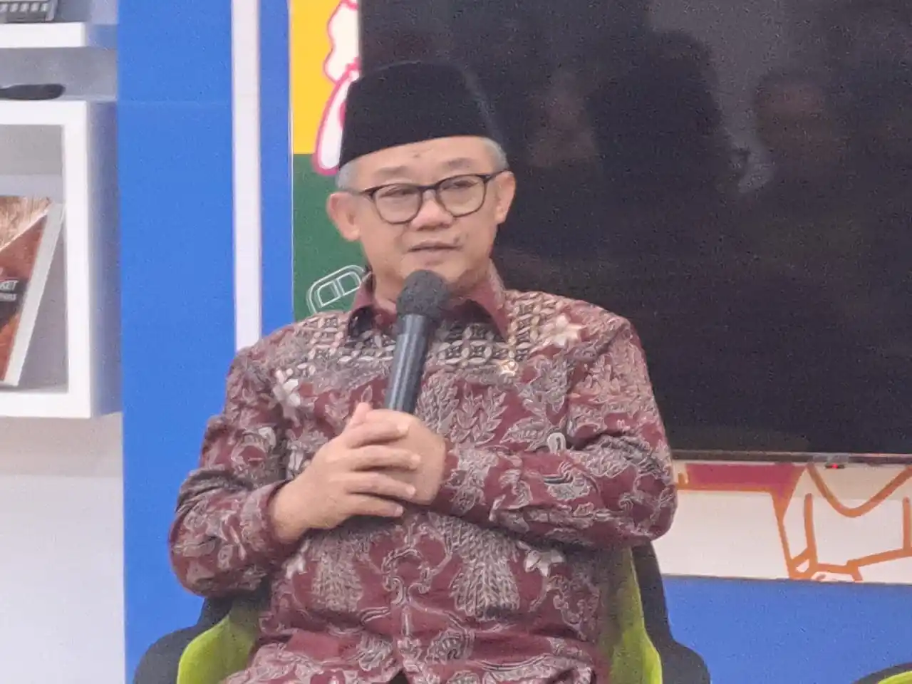 Menteri Pendidikan Dasar dan Menengah Abdul Mu’ti saat beberkan tunjangan Guru Honorer. (Foto: Rizal)