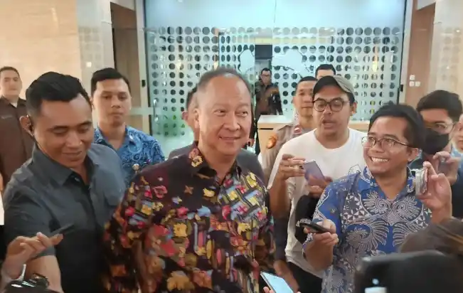 Menteri Perindustrian Agus Gumiwang Kartasasmita, Usai Pertemuan dengan Perwakilan Apple di Kantor Kementerian Perindustrian pada Selasa (7/1/2025). (Foto: Dok MI)
