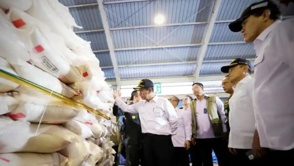 Menteri Pertanian Andi Amran Sulaiman sidak ke kawasan Bea Cukai Tanjung Balai Karimun, Kepulauan Riau (Foto: Kementan)