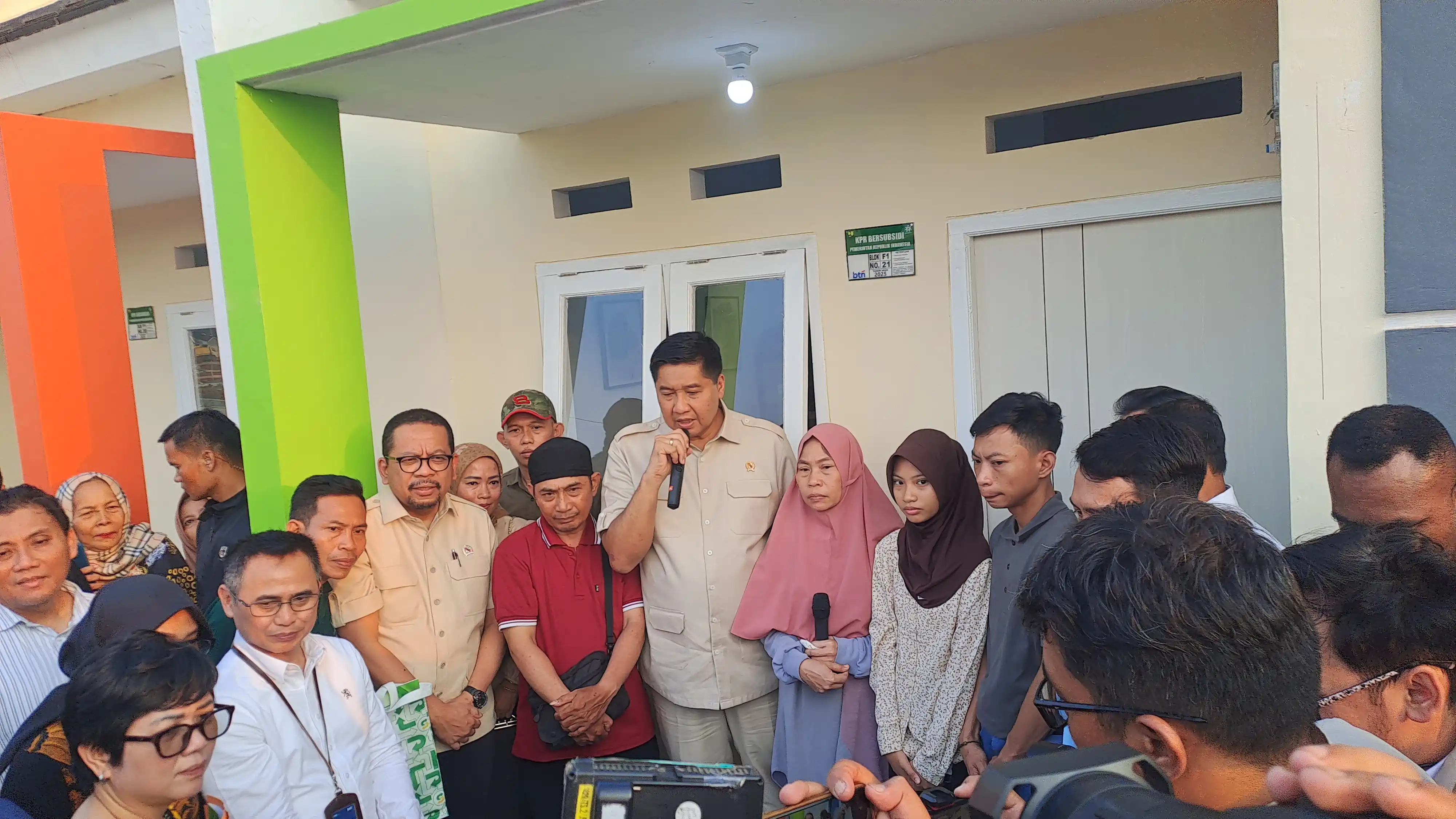 Menteri PKP Maruarar Sirait dan Mendagri Tito Karnavian  saat serahkan rumah untuk Keluarga Almarhum Affan. (Foto. Rizal)