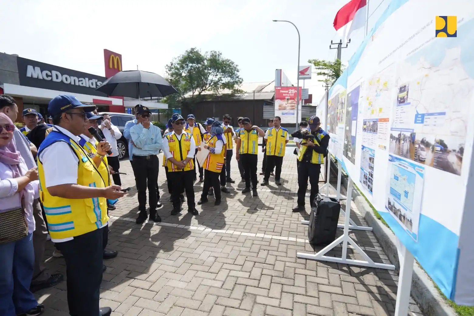 Menteri Pekerjaan Umum Dody Hanggodo mendengarkan penjelasan terkait antisipasi banjir pada ruas jalan Pantai Utara.