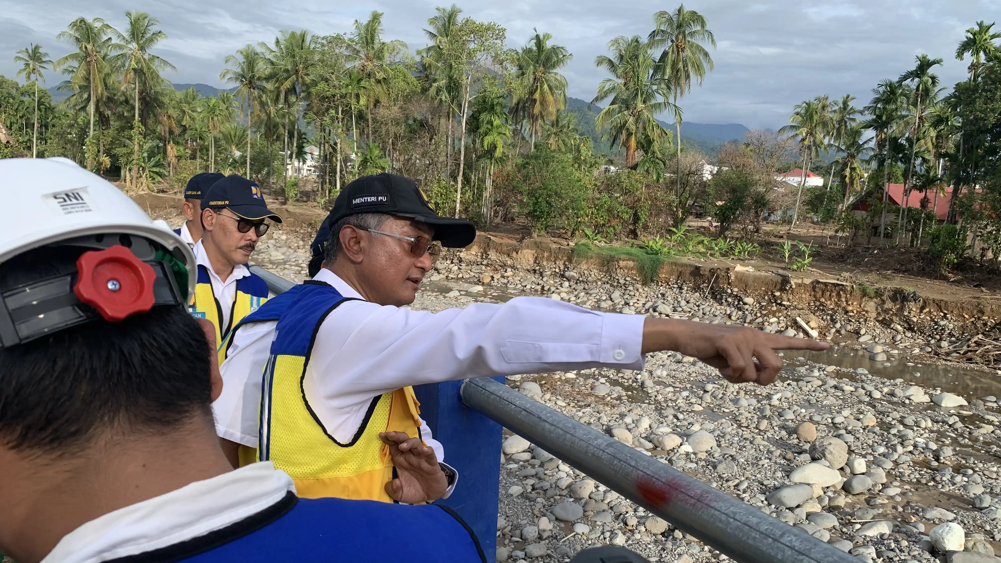Menteri Pekerjaan Umum Dody Hanggodo meninjau Bendung Koto Tuo, Air Dingin, Padang, Kamis (29/1/2026). Zul Sikumbang/MI