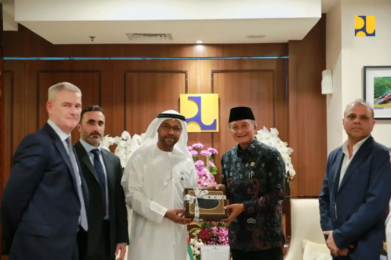 Menteri Pekerjaan Umum Dody Hanggodo menerima Duta Besar Uni Emirat Arab,  Abdulla Salem Al Dhaheri. Keduanya membahas kerjasama dan memperkuat sekaligus membuka peluang investasi strategis di bidang infrastruktur di Kantor Kementerian PU, Jakarta, Kamis (25/9). (Foto: Dok PU)