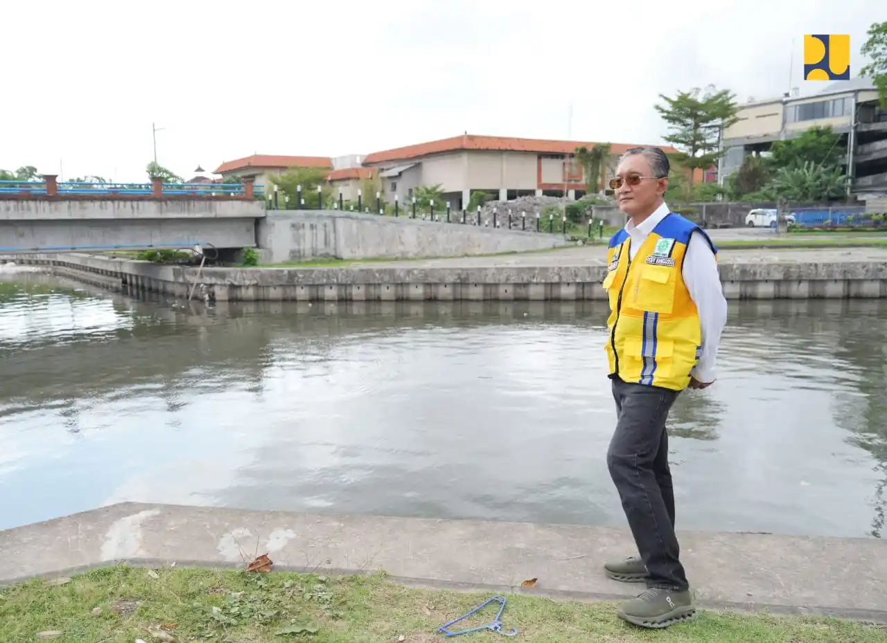 Menteri Pekerjaan Umum, Dody Hanggodo sedang meninjau Waduk Muara Nusa Dua yang akan dinormalisasikan dalam rangka mencegah banjir di Bali. (Foto : Dok PU)