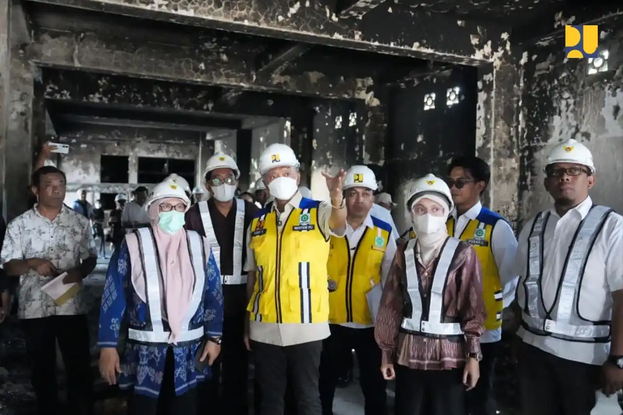 Menteri Pekerjaan Umum, Dody Hanggodo sedang meninjau rehabilitasi Gedung DPRD Kab Kediri, Minggu (14/9). (Foto: Dok/PU)
