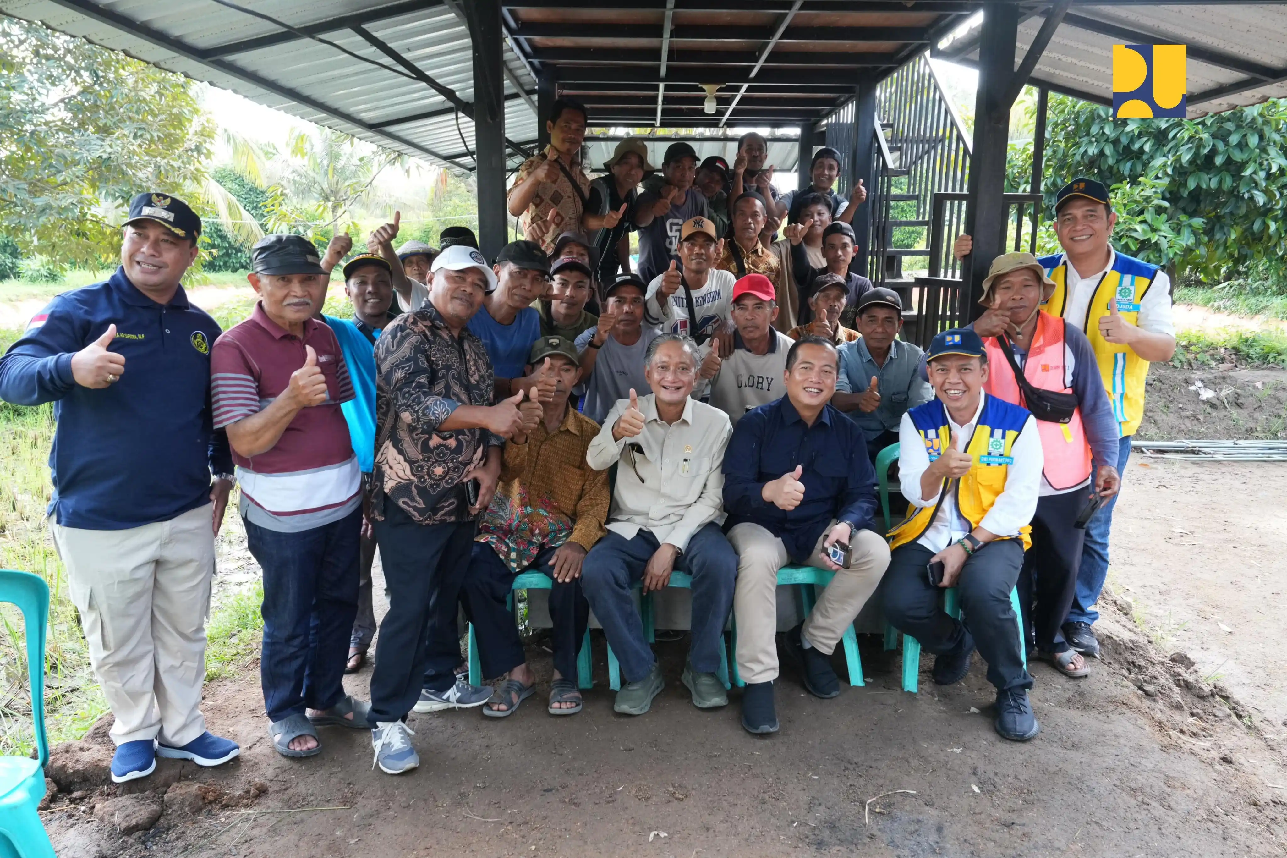 Menteri Pekerjaan Umum , Dody Hanggodo bersama Gubernur NTB Lalu Muhammad Iqbal berfoto bersama dengan kelompok tani penerima manfaat Jaringan Irigasi Sesaot, Lombak Barat, Minggu (19/10). (Foto: PU)