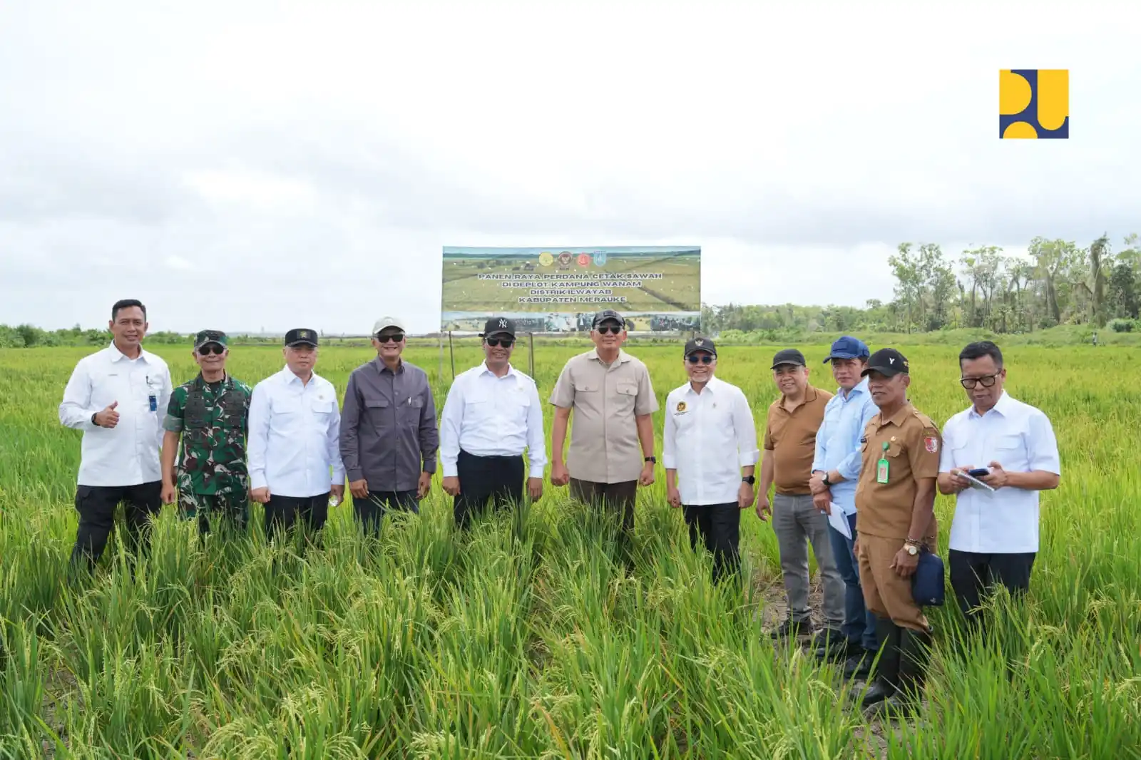 Menteri Pekerajaan Umum, Dody Hanggodo bersama beberapa menteri lainnya meninjau Kawasan Sentra Produksi Pangan (KSPP) di Wanam, Distrik Ilwayab, Kabupaten Merauke, Provinsi Papua Selatan, Selas (26/8). (Foto:Dok/PU)