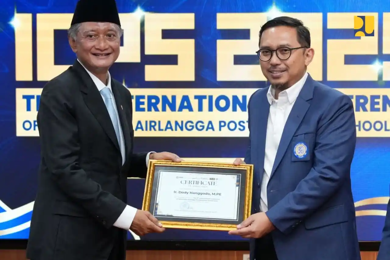 Menteri Pekerjaan Umum (PU), Dody Hanggodo menerima sertifikat dari Universitas Airlangga, Surabaya usai acara The 9th International Conference Postgraduate School Universitas Airlangga (ICPS) yang digelar di Surabaya, Rabu (17/09) dengan tema “Geopolitical Risk and Resilience on Developing for Better World". (Foto: Dok PU)