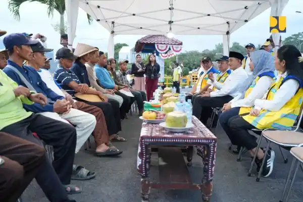 Menteri Pekerjaan Umum, Dody Hanggodo melakukan dialog dan mendengarkan usulan serta masukan dari Perkumpulan Petani Pemakai Air (P3A) dan Gabungan Perkumpulan Petani Pemakai Air (GP3A) Kulon Progo, Yogyakarta (11/8). (foto:Dok PU)