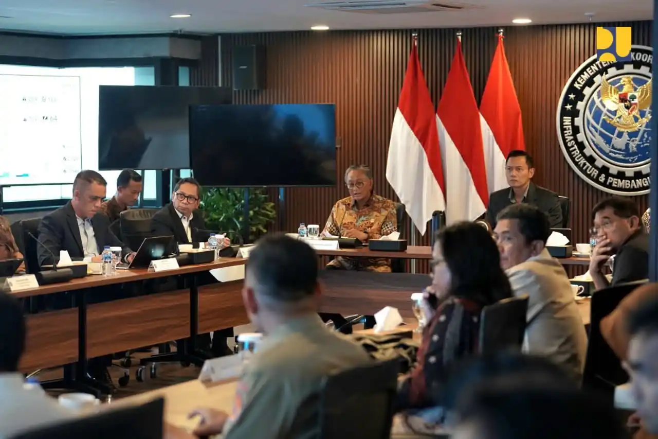 Menteri Pekerjaan Umum, Dody Hanggodo menyampaikan sejumlah langkah yang telah dilakukan terkait penanganan dan pemulihan bencana Sumatera saat Rapat Koordinasi Tingkat Menteri terkait Pasca Bencana Sumatera di Kantor Kementerian Koordinator Infrastruktur dan Pembangunan Kewilayahan (IPK), Jakarta, Kamis (11/12). PU/MI