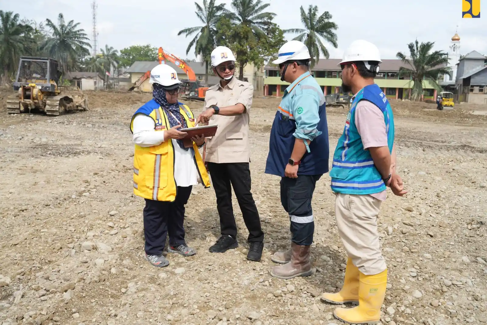Menteri Pekerjaan Umum, Dody Hanggodo meninjau pembangunan hunian sementara (huntara) di Aceh Tamiang, Selasa (20/1/2026)