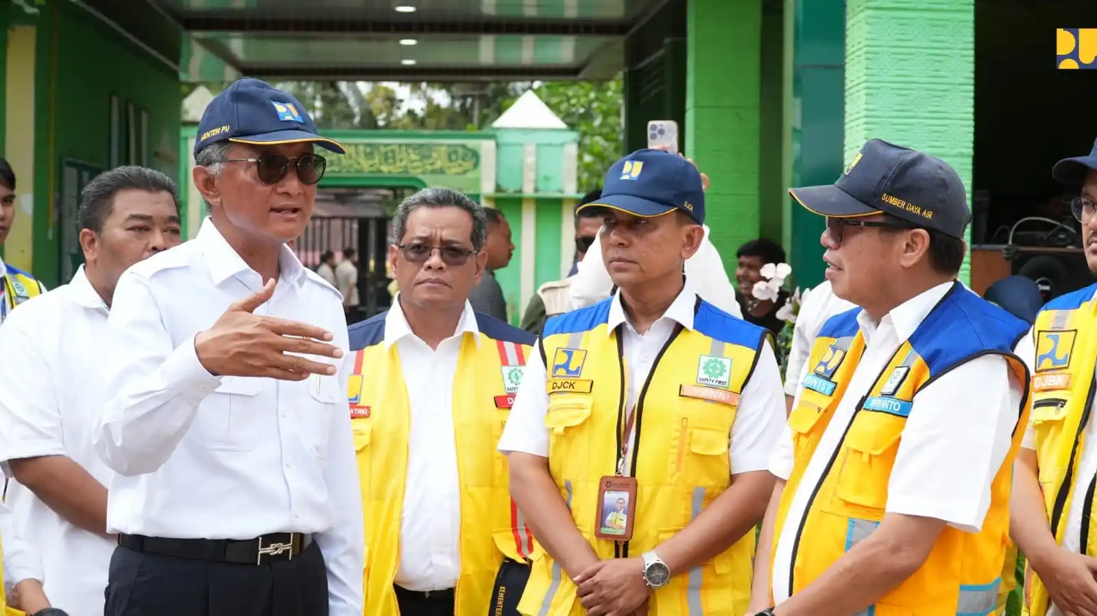 Kementerian PU meninjau meninjau langsung lokasi pengungsian warga terdampak banjir di Madrasah Aliyah Negeri (MAN) 1 Tanjung Pura, Kabupaten Langkat, Sumatera Utara.