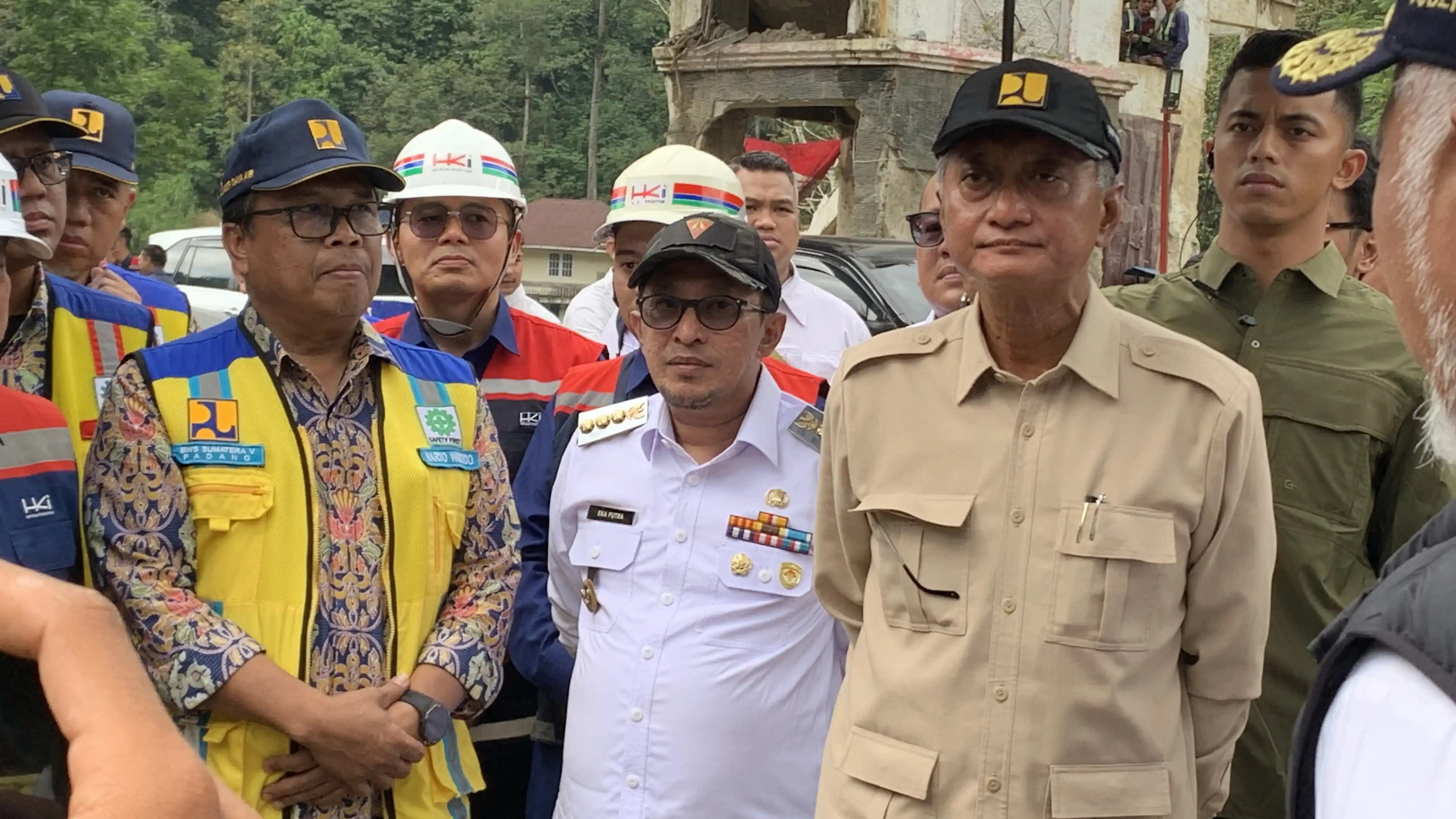 Menteri Pekerjaan Umum Dody Hanggodo meninjau pembangunan jalan di Lembah Anai, Kamis  (28/1/2026) yang hancur akibat longsor (galodo) tahun lalu. Foto: Zul Sikumbang/MI
