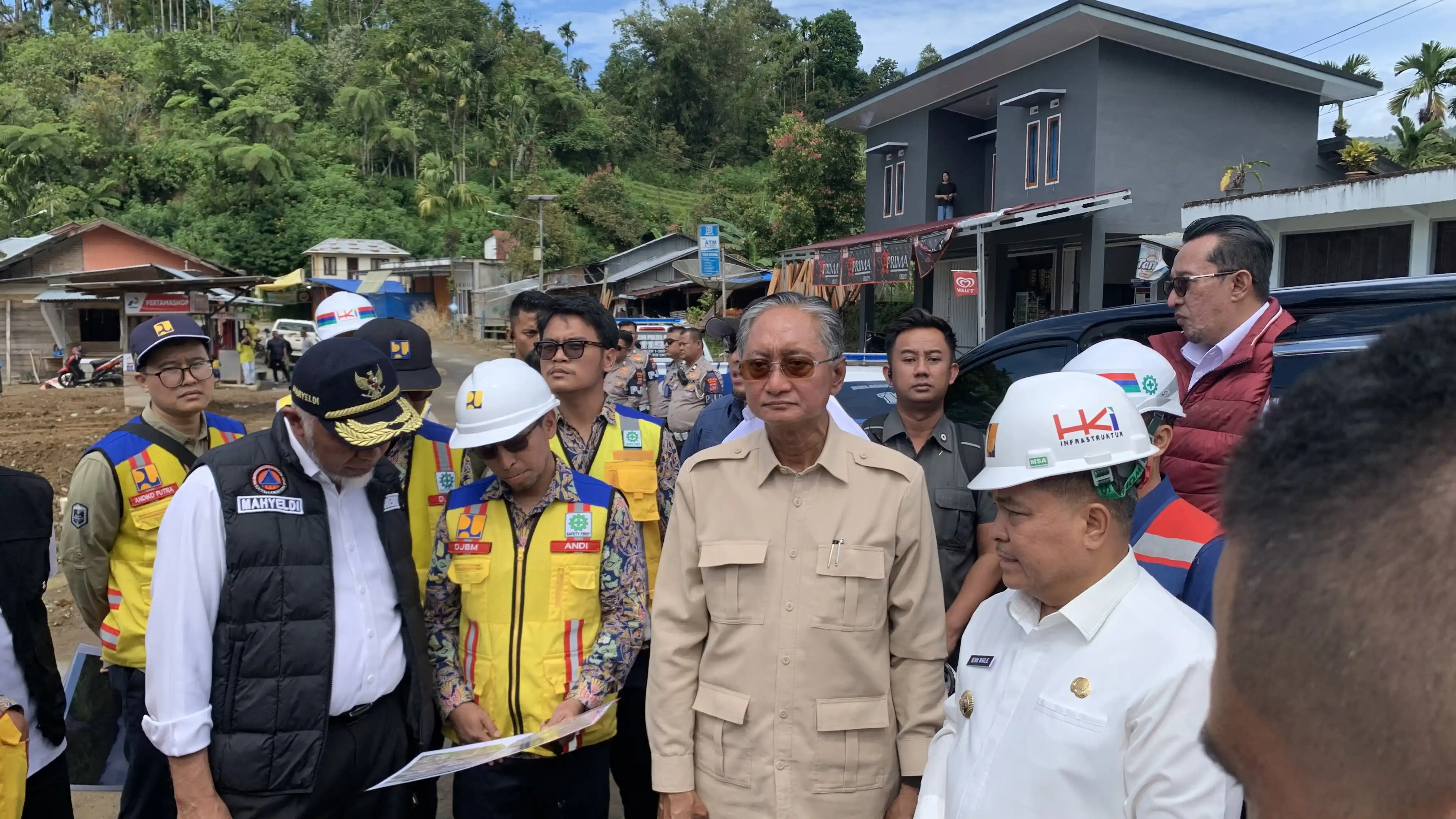 Menteri Pekerjaan Umum Dody Hanggodo meninjau pembangunan jembatan di Nagari Toboh, Kec Malalak, Kabupaten Agam, Sumbar (28/1/2026) yang hancur akibat longsor (galodo) tahun lalu. Foto: Zul Sikumbang/MI