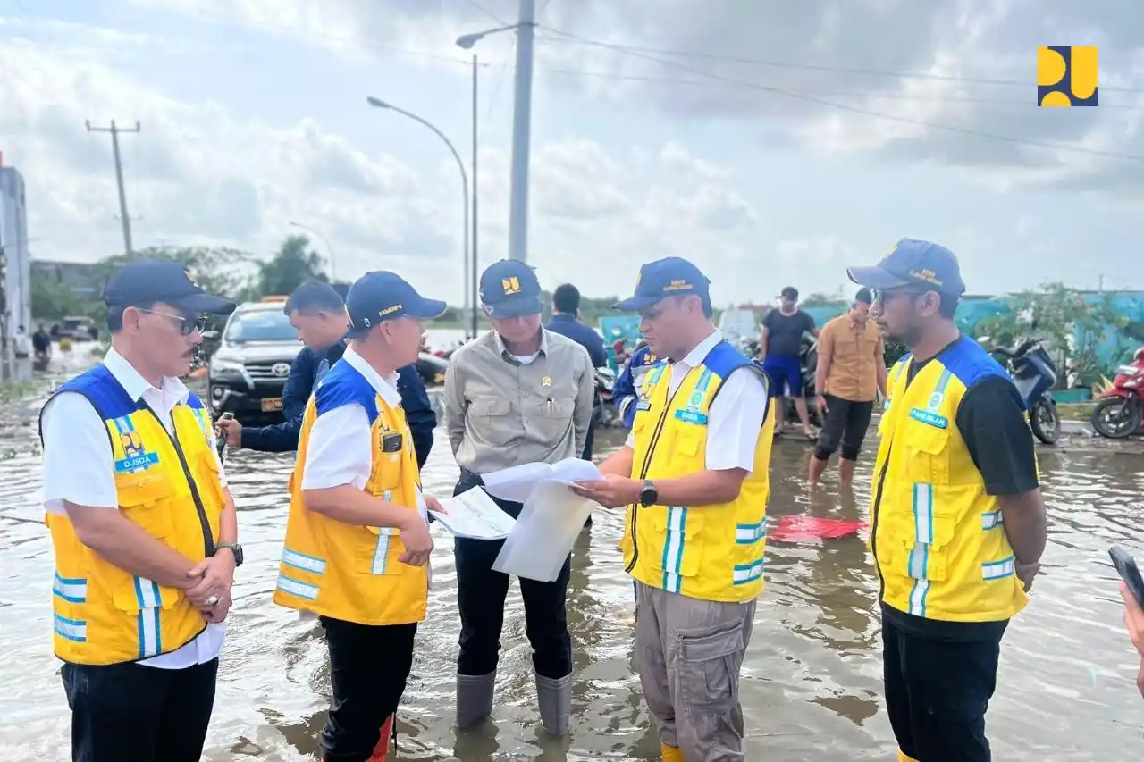 Menteri Pekerjaan Umum (PU) Dody Hanggodo meninjau langsung penanganan banjir di Desa Sukamekar, Kecamatan Sukawangi Kabupaten Bekasi pada Sabtu (24/1/2026).