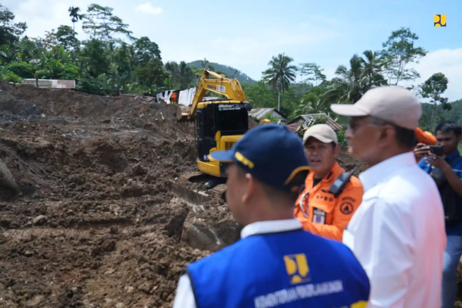 Menteri Pekerjaan Umum (PU) Dody Hanggodo meninjau langsung lokasi bencana longsor di Dusun Situkung, Desa Pandanarum, Kabupaten Banjarnegara, Jawa Tengah, pada Kamis (20/11). (Foto: PU)
