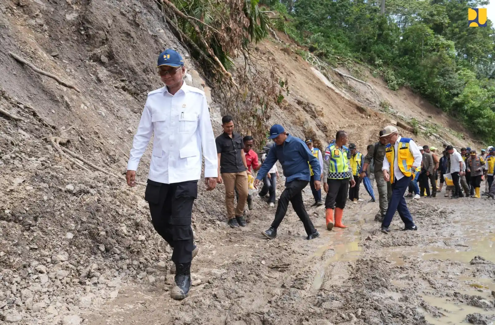 Menteri Pekerjaan Umum, Dody Hanggodo meninjau langsung ruas jalan Blangkejeren – Batas Kabupaten Gayo Lues/Aceh Tenggara yang tertutup longsor akibat hujan deras pada 3 Januari 2026.