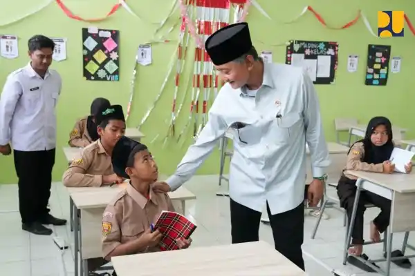 Menteri Pekerjaan Umum sedang berbincang dengan siswa Sekolah Rakyat Terintegrasi 1 Cirebon. (Foto: Dok/PU)