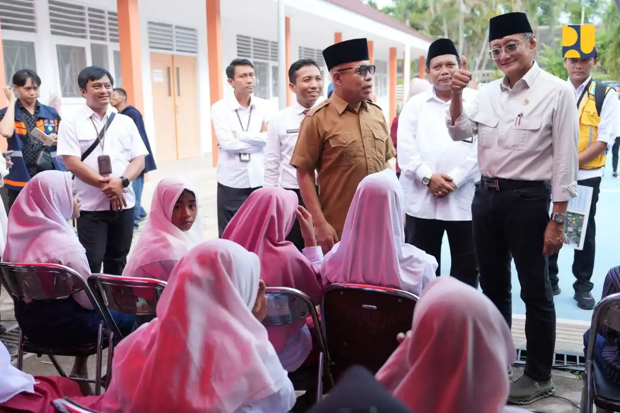 Menteri Pekerjaan Umum, Dody Hanggodo meninjau  Sekolah Rakyat (SR) Sentra Paramita di Kecamatan Labuapi, Kabupaten Lombok Barat, Provinsi Nusa Tenggara Barat (NTB),