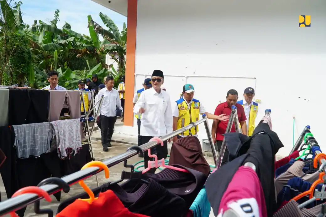 Menteri Pekerjaan Umum (PU), Dody Hanggodo meninjau Sekolah Rakyat Instalasi Penerima Wajib Lapor (IPWL) Akekolano, Sofifi Kota Tidore Kepulauan, Maluku Utara, Kamis (28/8). (Foto: Dok/MI/PU)