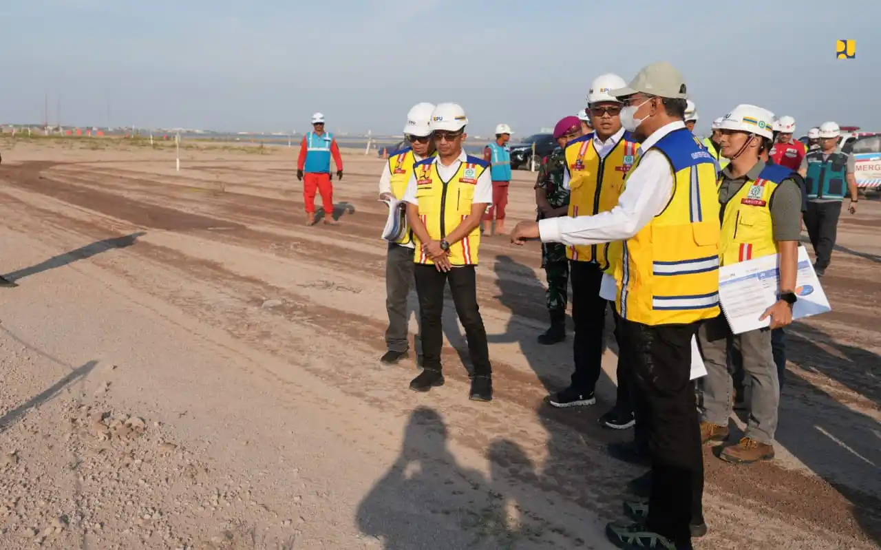 Menteri Pekerjaan Umum, Dody Hanggodo meninjau pembangunan jalan tol Jalan Tol Semarang-Demak Seksi 1 Kaligawe - Sayung sepanjang 10,64 km. (Foto: dok MI/PU)