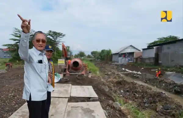 Menteri Pekerjaan Umum, Dody Hanggodo meninjau lokasi pembangunan pekerjaan peningkatan jaringan irigasi Daerah Irigasi (DI) Cikeusik di Kabupaten Cirebon dan Kuningan, Jawa Barat, Rabu (20/8). (Foto: Dok/PU)