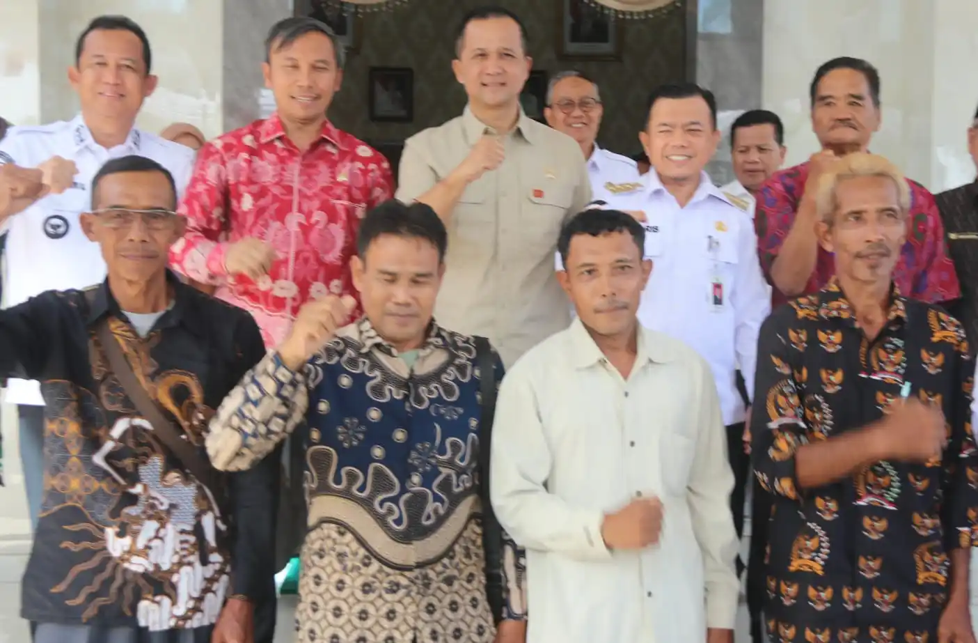 Menteri Transmigrasi, Muhammad Iftitah Sulaiman Suryanagara (tiga dari kiri baris belakang) seusai pertemuan penyelesaian konflik lahan transmigrasi di rumah dinas Bupati Muarojambi, Sengeti, Kabupaten Muarojambi, Provinsi Jambi, Rabu (20/8/2025). (Foto : Ist).